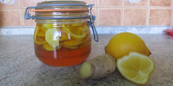 Med, citron, zázvor a zdravý nápoj (Pro teplý a zdravý nápoj)