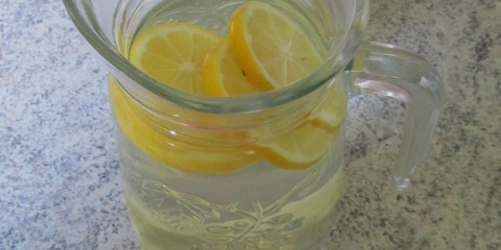 Med, citron, zázvor a zdravý nápoj (Zdravý a osvěžujíví nápoj)