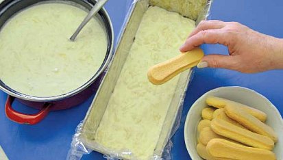 Nepečený piškotový dezert s tvarohem a jablky, Na ovocnou náplň uložte cukrářské piškoty (mohou být dětské), dle potřeby je zakrojte nožem a do vrstvy je lehce vtlačte