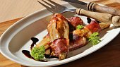 Pečená čekanka se sušenou šunkou a octem balsamico