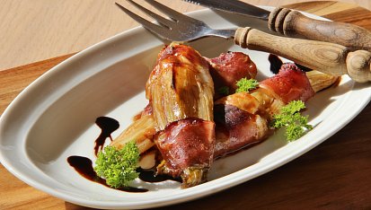 Pečená čekanka se sušenou šunkou a octem balsamico