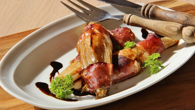 Pečená čekanka se sušenou šunkou a octem balsamico