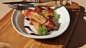 Pečená čekanka se sušenou šunkou a octem balsamico