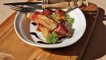 Pečená čekanka se sušenou šunkou a octem balsamico