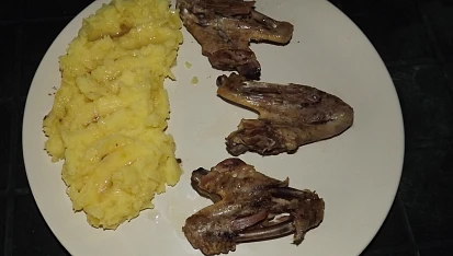 Pečená kachní křídla s bramborovou kaší