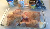 Pečená kuřecí stehna na baby mrkvičce, kysané smetaně a kari kořením
