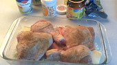 Pečená kuřecí stehna na baby mrkvičce, kysané smetaně a kari kořením