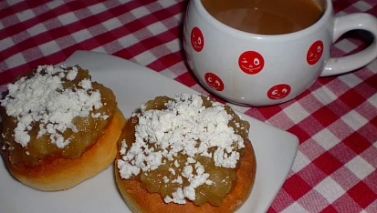 Pečené bochánky se staročeskými medovými hruškami a tvarohem
