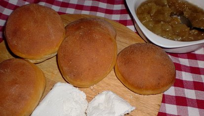 Pečené bochánky se staročeskými medovými hruškami a tvarohem