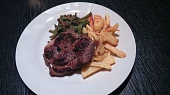 Pepřová krkovička s fazolkami a steakovými hranolky