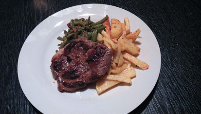 Pepřová krkovička s fazolkami a steakovými hranolky