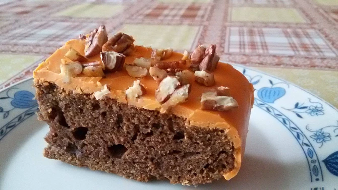 Perník s pomerančovou polevou a pekanovými ořechy