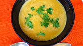 Pikantní polévka z máslové dýně s curry pastou