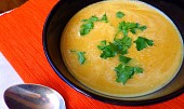 Pikantní polévka z máslové dýně s curry pastou