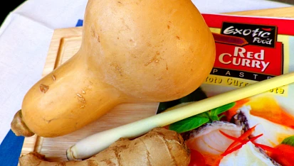 Pikantní polévka z máslové dýně s curry pastou
