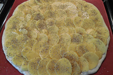 ozdobená pizza před pečením