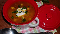 Polévka z červené čočky, cizrny a quinoi