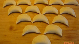 Povidlové taštičky z bramborovo-tvarohového těsta