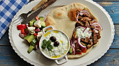 Řecké menu - gyros, tzatziki, řecký salát, pita