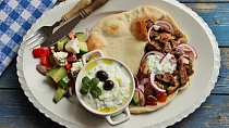 Řecké menu - gyros, tzatziki, řecký salát, pita