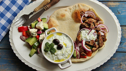 Řecké menu - gyros, tzatziki, řecký salát, pita