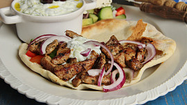Řecké menu - gyros, tzatziki, řecký salát, pita