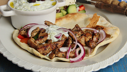 Řecké menu - gyros, tzatziki, řecký salát, pita
