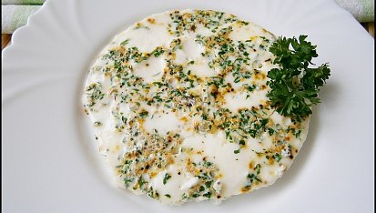 Domácí „Šmakoun“ s citronovým pepřem a petrželkou à la bílek v přestrojení, á la bílek v přestrojení