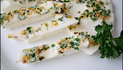 Domácí „Šmakoun“ s citronovým pepřem a petrželkou à la bílek v přestrojení, Detail na řezu