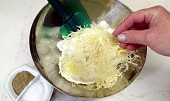 Smažené sýrové dukátky - rychlovka (. Bez špetky mletého černého pepře by to nebylo ono)