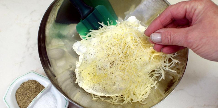 Smažené sýrové dukátky - rychlovka (. Bez špetky mletého černého pepře by to nebylo…)