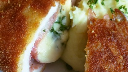 Smažený kuřecí řízek plněný pancettou, sušenou šunkou a goudou, Smažený kuřecí řízek plněný pancettou, sušenou šunkou a goudou