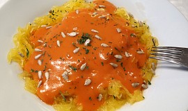 Špagetová dýně s rajčatovo-smetanovou omáčkou