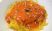 Špagetová dýně s rajčatovo-smetanovou omáčkou