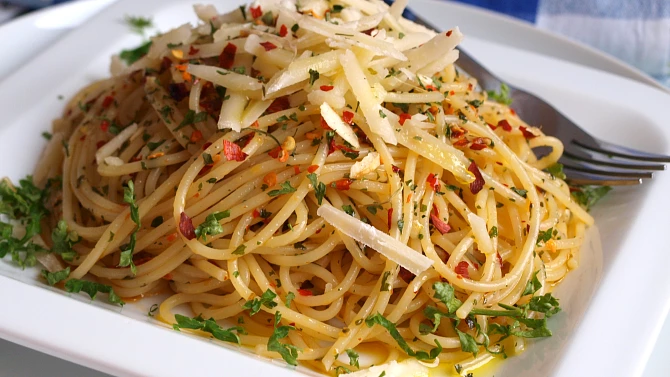 Spaghetti aglio olio e peperoncino