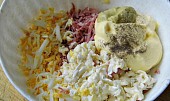 Sýrová pomazánka s uzeninou, vejci a bílou ředkví (Uvedené suroviny nastrouháme,okořeníme a dochutíme.)