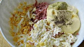 Sýrová pomazánka s uzeninou, vejci a bílou ředkví, Uvedené suroviny nastrouháme,okořeníme a dochutíme.
