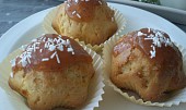Vanilkové muffiny s jahodovou polevou