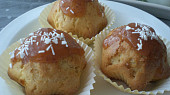 Vanilkové muffiny s jahodovou polevou