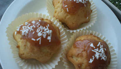 Vanilkové muffiny s jahodovou polevou