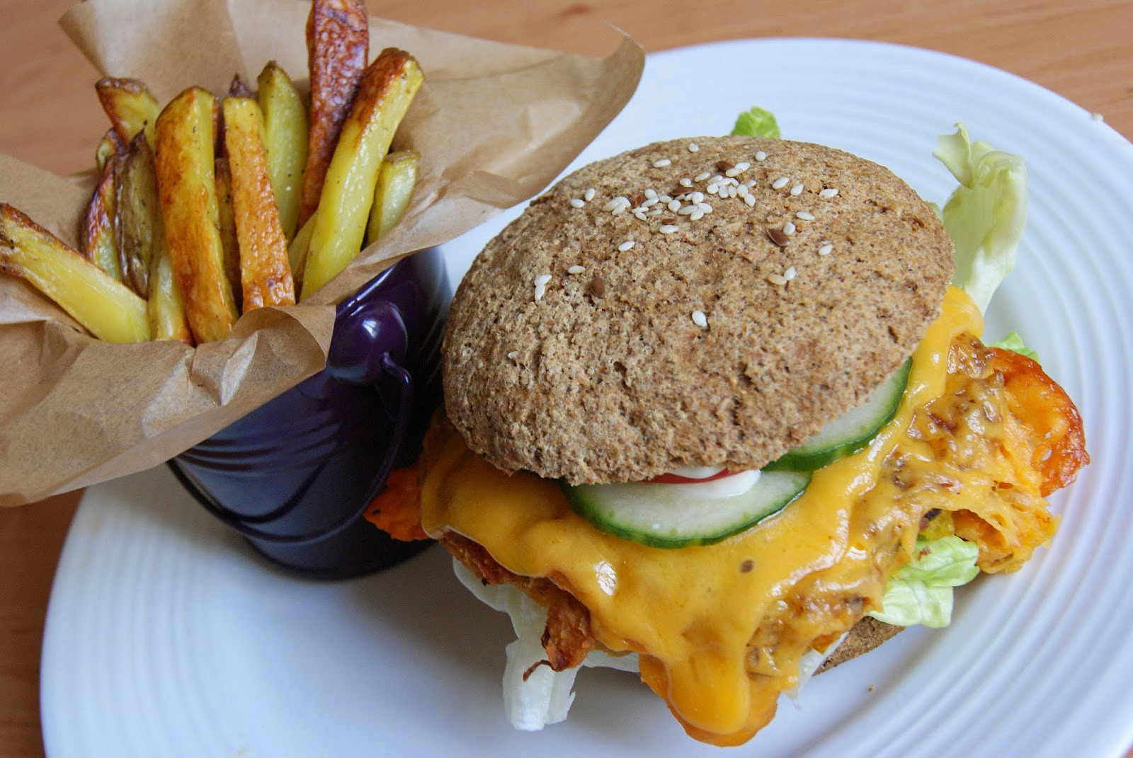 Vegan burger z červené čočky se zeleninou