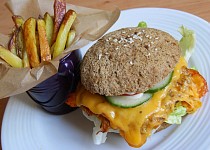Vegan burger z červené čočky se zeleninou