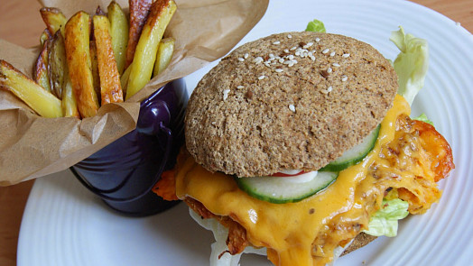 Vegan burger z červené čočky se zeleninou