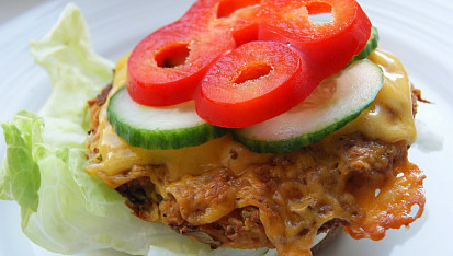Vegan burger z červené čočky se zeleninou