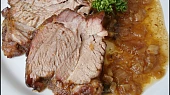 Vepřová krkovice na víně, zázvoru a česneku