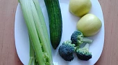 Vitamínový koktejl, suroviny (chybí mrkev)
