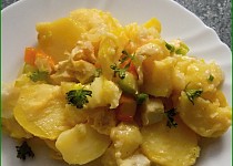 Zapečené brambory s rybou a zeleninou