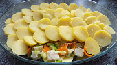 Zapečené brambory s rybou a zeleninou