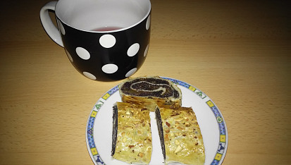 Závin listový se švestkami,  mákem prosypaný, toto sem zachránila byl hned pryč :-)