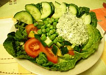 Zeleninový salát s bylinkovým dressingem